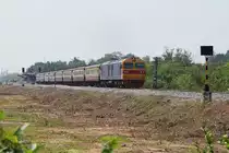 SRT 4509 mit Ord 254 Lang Suan - Bangkok-Thonburi verlässt in der Mittagshitze des 15.02.18 den Bahnhof Wang Phong.