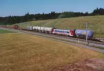 SBB: Güterzugsversuchsfahrten auf der Neubaustrecke(NBS).
Mit einem Güterzug bestehend aus zwei Re 4/4 II an beiden Enden und speziell ausgewählten Güterwagen wurden auf der NBS am 11. Juni 2006 verschiedene Testfahrten durchgeführt.
Diese Aufnahme des Testzuges entstand im Raume Koppigen auf der Neubaustrecke, wo oft und vor allem während der Nacht jeden Tag mehrere Güterzüge verkehren.
Foto: Walter Ruetsch