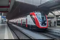 Twindexx Swiss Express im Fahrgasteinsatz! Am 26. Februar 2018, mit über 4 Jahren Verspätung und unter grosser Medienaufmerksamkeit, fand die erste Fahrt des neuen  Aquilo -Zuges der SBB auf dem IR 17 2368 statt.<br>
IR 200 RABe 502 207 wartet in Zürich HB auf die Abfahrt nach Bern.