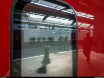 Twindexx Swiss Express im Fahrgasteinsatz! Am 26. Februar 2018, mit über 4 Jahren Verspätung und unter grosser Medienaufmerksamkeit, fand die erste Fahrt des neuen  Aquilo -Zuges der SBB auf dem IR 17 2368 statt.<br>
Ein Wagen des RABe 502 207 wurde für Medienschaffende reserviert. In der Tür mit dem Reservationszettel spiegelt sich der auf dem Nachbargleis aufgestellte IR 100 RABe 502 402.