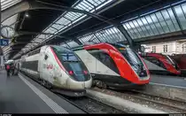 Twindexx Swiss Express im Fahrgasteinsatz! Am 26. Februar 2018, mit über 4 Jahren Verspätung und unter grosser Medienaufmerksamkeit, fand die erste Fahrt des neuen  Aquilo -Zuges der SBB auf dem IR 17 2368 statt.<br>
Neben dem für die Fahrt zum Einsatz kommenden IR 200 RABe 502 207 wurde in Zürich HB der IR 100 RABe 502 402 aufgestellt. Daneben steht der reguläre TGV nach Paris mit dem hinteren Triebkopf 4417.