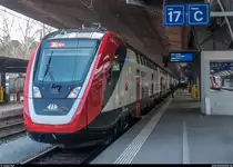 Twindexx Swiss Express im Fahrgasteinsatz! Am 26. Februar 2018, mit über 4 Jahren Verspätung und unter grosser Medienaufmerksamkeit, fand die erste Fahrt des neuen  Aquilo -Zuges der SBB auf dem IR 17 2368 statt.<br>
IR 200 RABe 502 207 wartet in Zürich HB auf die Abfahrt nach Bern.
