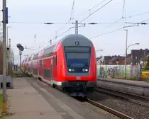 Der RE6 von Minden(Westfalen) nach Köln/Bonn-Flughafen kommt aus Richtung Neuss-Hbf,Neuss-Süd,Norf,Neuss-Allerheiligen und fährt durch Nievenheim und fährt in Richtung Dormagen,Köln. Aufgenommen vom Bahnsteig 2 in Nievenheim. Bei Sonnenschein am Kalten 17.2.2018.