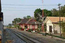 Kleinbahnhof-Idylle am Abend des 08.02.18: Nong Sala (ca. 40 km nördlich von Hua Hin). 