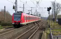 Die S11 von Bergisch-Gladbach nach Düsseldorf-Flughafen/Terminal und kommt aus Richtung  Köln,Dormagen und fährt gleich in Nievenheim ein und fährt dann weiter in Richtung Neuss-Allerheiligen,Norf,Neuss-Süd,Neuss-Hbf. 
Aufgenommen vom Bahnsteig 2 in Nievenheim.
Bei Sonnenschein am Kalten 17.2.2018. 