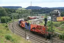 Bahnhof Steinbach am Wald an der Frankenwaldbahn. Am 11.08.2012 entdeckte ich am Zugschluss eines südwärts fahrenden Gz diesen Tragschnabelwagen für Trafos. Da musste natürlich fotografiert werden... Den Zug führte eine 185....