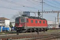 Re 620 027-3 durchfährt solo den Bahnhof Pratteln. Die Aufnahme stammt vom 14.02.2018.