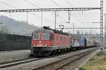 Re 620 052-1 durchfährt den Bahnhof Gelterkinden. Die Aufnahme stammt vom 19.02.2018.