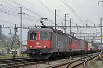 Doppeltraktion, mit den Loks 620 082-8 und 11670 durchfahren den Bahnhof Pratteln. Die Aufnahme stammt vom 20.02.2018.