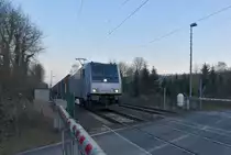 185 677-2 hinter Leutesdorf mit einem Kastelzug gen Linz. 23.2.2018