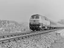  Neues  von Rudolf Pavel darf ich heute mal wieder zeigen, die Aufnahme der 218 480-2 mit einem langen Reisewagenzug am Haken hat er am 18.5.1980 in Schw�bisch Hall aufgenommen. 