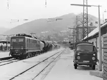 Mit einem Mischer kommt die 150 155 durch Eberbach am Neckar auf Gleis 2 durchgefahren in Richtung Heidelberg. Klar, das ist ein Bild von Rudolf Pavel, da ich ja leider keine Bilder aus der Zeit habe. Aufgenommen ist das Bild am 7.12.1980