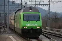 Re 460 080-5  Migros  eilt mit ihren Doppelstockwagen am 27.02.2018 in Killwangen-Spreitenbach Zürich entgegen.
