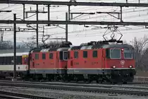 Re 4/4 II 11154 und 11300 eilen mit ihrem Schnellzug am Abend des 27.02.2018 durch Killwangen-Spreitenbach, Zürich HB entgegen.