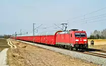 185 379-5 ist in Osterhofen mit einem Autotransportzug nach Süden unterwegs.Bild 27.2.2018