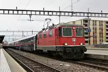 SBB Re 4/4 II Nr. 11118 beim kurzem Halt mit EN 414 von Beograd - Ljubljana - Zürich HB und NJ 464 	von Graz Hbf - Zürich HB im Bahnhof Sargans.

Sonntag, 25. Februar 2018