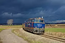 2143.062 der NLB, festgehalten mit einem Zug aus Rungenwagen kurz vor Stetten auf der Fahrt nach Korneuburg. (10.01.2018)