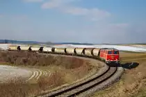 Zwischen Mollmannsdorf und Ernstbrunn verläuft die Strecke in vielen Kurven durch das hügelige Weinviertel. Hier zu sehen sind die Flügelrad 2143.056 an der Spitze und dahinter die 2143.070 mit ihrem Zug im zweiten Gleisbogen von Hetzmannsdorf. (25.02.2018)