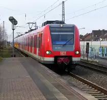 Die S11 von Düsseldorf-Flughafen/Terminal nach Bergisch-Gladbach und kommt aus Richtung Neuss-Hbf,Neuss-Süd,Norf,Neuss-Allerheiligen und fährt in Nievenheim ein und fährt dann weiter in Richtung Dormagen,Köln. 
Aufgenommen vom Bahnsteig 2 in Nievenheim. 
Bei Sonnenschein am Kalten 17.2.2018.