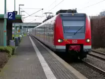Die S11 von Bergisch-Gladbach nach Düsseldorf-Flughafen/Terminal und kommt aus Richtung Köln und fährt in Dormagen-Chempark ein und fährt dann weiter in Richtung Dormagen,Nievenheim, Neuss-Allerheiligen,Norf,Neuss-Süd,Neuss-Hbf. 
Aufgenommen vom Bahnsteig 2 in Dormagen-Chempark.
Bei Sonnenschein am Kalten 17.2.2018.