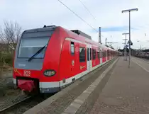 Die S11 von Bergisch-Gladbach nach Düsseldorf-Flughafen/Terminal und kommt aus Richtung Köln und hält in Dormagen und fährt gleich Weiter in Richtung Nievenheim,Neuss-Allerheiligen,Norf,Neuss-Süd,Neuss-Hbf. 
Aufgenommen vom Bahnsteig 10 in Dormagen. 
Bei Sonnenschein am Kalten 17.2.2018.