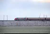 Tele-Blick auf 401 012-0 (Tz 112  Memmingen ) als verspäteter ICE 597 (Linie 11) von Berlin Hbf (tief) nach München Hbf, der bei Benndorf auf der Neubaustrecke Erfurt–Leipzig/Halle (KBS 580) fährt. [4.2.2018 | 11:14 Uhr]