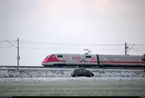 Tele-Blick auf 401 012-0 (Tz 112  Memmingen ) als verspäteter ICE 597 (Linie 11) von Berlin Hbf (tief) nach München Hbf, der bei Benndorf auf der Neubaustrecke Erfurt–Leipzig/Halle (KBS 580) fährt. Das Auto auf der B 6 war leider fehl am Platz. [4.2.2018 | 11:14 Uhr]