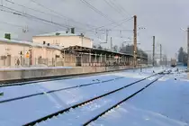 Bahnhof Царское Село (Zarskoje Selo), bei St. Petersburg, 04.02.18

Die Bauarbeiten am Bahnsteig für Gleis 2 (http://www.bahnbilder.de/bild/russland~bahnhoefe~st-petersburg-2/1036606/bauarbeiten-am-bahnsteig-fuer-gleis-2.html) wurden rechtzeitig vor dem ersten Schnee fertig, und der provisorische Bahnsteig von Gleis 3 ist spurlos verschwunden...