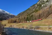 Ge 6/6 II 707 mit einem Güterzug am 30.10.2017 bei Madulain. 