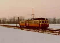 ASm/OJB/LMB: Verstärkter Abendzug nach Melchnau.
Diese Aufnahme ist im Dezember 1979 bei Roggwil entstanden.
Interessanterweise bestand dieser Zug aus den Occasionsfahrzeugen Be 4/4 80, ehemals Biasca Acquarossa Bahn, BA und dem B4 17, ehemals Birsigtalbahn, BTB/BLT.
Foto: Walter Ruetsch