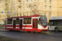 Straßenbahn-Triebwagen LM-99 Nr. 1374 in St. Petersburg, hinter dem Haus der Sowjets (Дом Советов), am 05.11.2017 Jede Linie hat übrigens ihren eigenen Farbcode, die beiden blauen Front-Lichter stehen für die Linie 29.