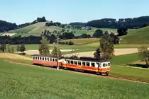 ASm/OJB/LMB: OJB Be 4/4 80 ehemals Biasca Acquarossa Bahn, BA mit SNB B4 20 bei Melchnau im September 1985.
Foto: Walter Ruetsch
