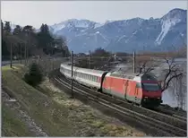 Von der gleichen Fotostelle ein Blick in die Gegenrichtung und ins Gegenlicht, zeigt die SBB Re 460 009-4 mit einem IR nach Genève Aéroport im santne Winterlicht.
29. DEz. 2017