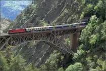 Über das wilde Bietschtal -

Geschobener Personenzug auf dem Bietschtalviadukt an Lötschberg-Südrampe. In Bildmitte über dem Zug ist eine Tunnelöffnung der einstigen Baubahn erkennbar, heute Wanderweg.

19.05.2008 (G)