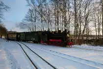 Der RASENDE ROLAND mit der Lok 994632 fährt an den verschneiten Bahnsteig des Bahnhofs Binz LB. - 03.03.2018
