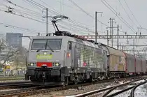Novelis Lok 189 994-7 durchfährt den Bahnhof Pratteln. Die Aufnahme stammt vom 01.03.2018.