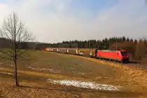 Die 185 253 am EZ 51716 von Nürnberg nach Senftenberg passiert hier gerade den Ehemaligen Bahnübergang an der Gaststätte Frohsinn bei Herlasgrün. Aufgenommen am 02.03.2018. 