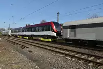 So und hier etwas besser zusehen, die Ladung der 103 222 von Railadventur.
Wagen 2401M der Metro Riad auf Hilfsdrehgestellen. Der Triebwagen von Siemens ist mit den Schutzwagen über Stangenkupplungen verbunden. Wäre interssant zu wissen ob der nun nach München geht oder so überführt wird. Rheydt Hbf den 4.3.2018