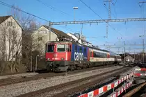 Umleitung der Flughafenlinie: SBB Re 421 383-1 unterwegs am 4. März 2018 mit Umleiter EC 31194 von München Hbf via Winterthur HB  non Stop  nach Zürich HB zwischen Wallisellen und Dietlikon. 

Normalerweise verkehren die EC 194 über die Flughafenlinie mit Halt im Flughafen Zürich, doch wegen Bauarbeiten im Bahnhof Bassersdorf war der Bahnverkehr nur beschränkt befahrbar. Deshalb fielen die IR 75 (Konstanz - Zürich HB) und die S24 zwischen Zürich HB/Zürich Oerlikon und Winterthur aus. Deshalb wurden die IR 37 und die EC 194 (Zürich HB - München Hbf) von Zürich Oerlikon via Wallisellen und Dietlikon nach Winterthur umgeleitet und hielten nicht im Bahnhof Zürich Flughafen. Darum auch der  non-Stop  von Zürich nach Winterthur.

Ich war etwas überrascht und sogleich auch erleichtert, dass der Eurocity 194 keine Verspätung hatte und pünktlich war. 