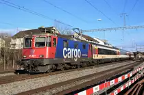 Umleitung der Flughafenlinie: SBB Re 421 383-1 unterwegs am 4. März 2018 mit Umleiter EC 31194 von München Hbf via Winterthur HB  non Stop  nach Zürich HB zwischen Wallisellen und Dietlikon. 

Normalerweise verkehren die EC 194 über die Flughafenlinie mit Halt im Flughafen Zürich, doch wegen Bauarbeiten im Bahnhof Bassersdorf war der Bahnverkehr nur beschränkt befahrbar. Deshalb fielen die IR 75 (Konstanz - Zürich HB) und die S24 zwischen Zürich HB/Zürich Oerlikon und Winterthur aus. Deshalb wurden die IR 37 und die EC 194 (Zürich HB - München Hbf) von Zürich Oerlikon via Wallisellen und Dietlikon nach Winterthur umgeleitet und hielten nicht im Bahnhof Zürich Flughafen. Darum auch der  non-Stop  von Zürich nach Winterthur.

Ich war etwas überrascht und sogleich auch erleichtert, dass der Eurocity 194 keine Verspätung hatte und pünktlich war.