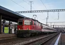 Umleitung der Flughafenlinie: SBB Re 4/4 II Nr. 11111 unterwegs am 4. März 2018 mit Umleiter IR 37 von St. Gallen via Winterthur HB  non Stop  nach Zürich HB zwischen Wallisellen und Dietlikon. 

Normalerweise verkehren die EC 194 über die Flughafenlinie mit Halt im Flughafen Zürich, doch wegen Bauarbeiten im Bahnhof Bassersdorf war der Bahnverkehr nur beschränkt befahrbar. Deshalb fielen die IR 75 (Konstanz - Zürich HB) und die S24 zwischen Zürich HB/Zürich Oerlikon und Winterthur aus. Deshalb wurden die IR 37 und die EC 194 (Zürich HB - München Hbf) von Zürich Oerlikon via Wallisellen und Dietlikon nach Winterthur umgeleitet und hielten nicht im Bahnhof Zürich Flughafen. Darum auch der  non-Stop  von Zürich nach Winterthur.
