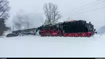 Probefahrt 01 202 des Vereins Pacific 01 202 aus Lyss am 3. März 2018. <br>
Bei leichtem Schneefall hat die Lok gerade die Haltestelle La Presta Mines d'Asphalte verlassen und die Areuse überquert. Nach einer Spitzkehre in Travers geht es danach hoch nach Les Verrières.