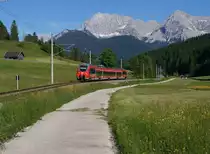 2442 714 ist am 11.6.2017 bei Klais auf dem Weg von Mittenwald nach München und zeigt sich vor der Kulisse des Karwendelgebirges. 

Wer zufällig alte Fahrpläne gespeichert hat, kann mir mal bitte Zugnummer und -lauf zukommen lassen. Abfahrt / Durchfahrt war 17:45 in Klais Richtung Garmisch

