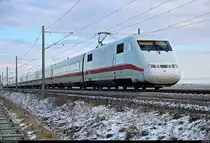 401 062-6 (Tz 162  Geisenheim/Rheingau ) als ICE 599 (Linie 11) von Hamburg-Altona nach München Hbf fährt bei Dieskau auf der Neubaustrecke Erfurt–Leipzig/Halle (KBS 580). Bild durchlief die Selbstfreischaltung. [4.2.2018 | 13:02 Uhr]