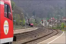 Aus der Frühzeit unserer Digitalfotografie -

Wer hier am Auslöser war, ist nicht mehr ganz klar. Vermutlich war es Jonas.

Ein Güterzug kommt in Geislingen die Steige herunter, während auf Gleis 1 ein Dosto-Zug auf seinen nächsten Einsatz warte.

24.04.2005