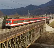Heute vor genau zehn Jahren also am 07. März 2008 waren die Garnituren 4010 013 sowie 4010 001 als IC 518  Karl Böhm  von Graz nach Salzburg unterwegs und wurde von mir kurz vor dem ersten planmäßigen Aufenthalt in Leoben, während der Querung über die Mur fotografiert.

