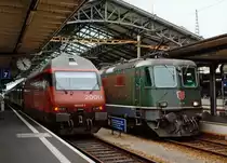 SBB: Generationentreffen im Bahnhof Lausanne am 10. Oktober 2005 mit der Re 460 035-6 und der Re 4/4 II 11159.
Foto: Walter Ruetsch