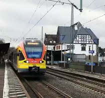 RE 99/MITTELHESSENBAHN(FRANKFURT-SIEGEN)IM BAHNHOF HERBORN/DILLKREIS
RE 99 verlässt am 7.3.2018 auf der Fahrt von FRANKFURT/M. nach SIEGEN am Nachmittag
den Bahnhof HERBORN/DILLKREIS..ein sehr gepflegtes und ansehnliches
Bahnhofsgebäude,passend zum traumhaft schönen Fachwerkstädtchen.....