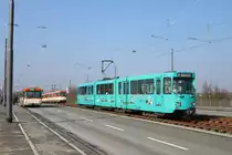 VGF Düwag Pt Wagen 728 und Mercedes Benz O305 bei Frankfurt Hausen bei einer Sonderfahrt am 04.03.18 auf der Breitenbachbrücke