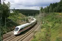 Auch dieser ICE kam die Rampe hoch von Ludwigstadt, aufgenommen am 08.11.2012. Kurz vor dem Bahnhof Steinbach am Wald gibt es diesen Blick... Jetzt fährt hier kein ICE mehr....